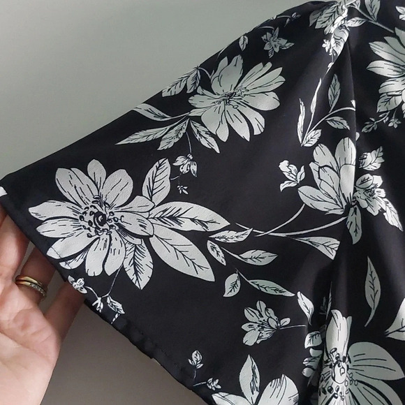 EE:SOME Floral Black & white shorts romper size Large euc - Picture 4 of 7